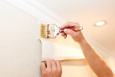 Pose de papier peint à Goumois — revêtements muraux et toiles de verre